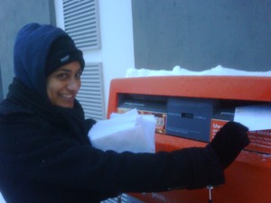 Uitnodingen op de bus doen...